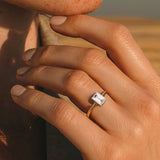 Solitärring Baguette North-South · 2,00 ct Emerald-Cut Labordiamant · 14k Gelbgold